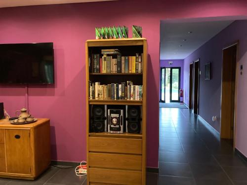 Perpustakaan di rumah tamu ini