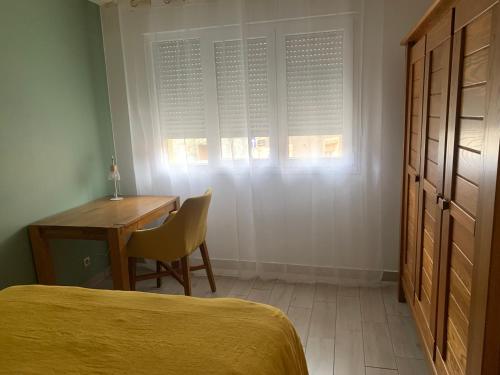 - une chambre avec un bureau, un lit et une fenêtre dans l'établissement T3 au centre-ville à Belfort, à Belfort