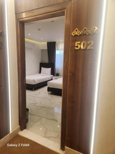 Postel nebo postele na pokoji v ubytování El Mesaadya Hotel فندق المساعدية
