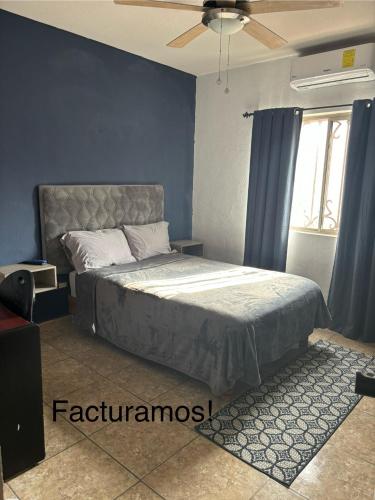 Una cama o camas en una habitación de Habitacion Arboleda