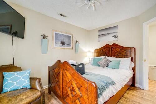 Postel nebo postele na pokoji v ubytování Pet-Friendly Home with Private Hot Tub in Wilmington