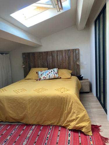 une chambre avec un grand lit avec une tête de lit en bois dans l'établissement Var Draguignan Vacation Rental, à Draguignan