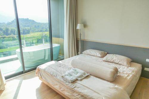 Un pat sau paturi într-o cameră la Panorama view of the world