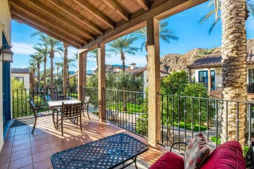 Μπαλκόνι ή βεράντα στο Upstairs 1BR Villa with Impeccable Views #A