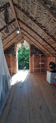 una stanza vuota con un pavimento in legno in una casa di MALOCA - Chalé Rústico a Moreré