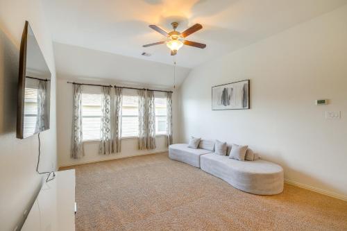 Televisyen dan/atau pusat hiburan di 22 Mi to Dtwn Houston Spacious Baytown Home!