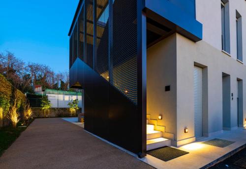 una casa moderna con un oggetto nero su un lato di Italianflat - Verona's River, FREE PARKING for car & bike, nature, relax a Verona