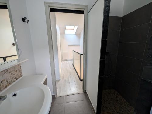 een badkamer met een wastafel, een toilet en een douche bij Maison chaleureuse au cœur du centre ville in Pornic