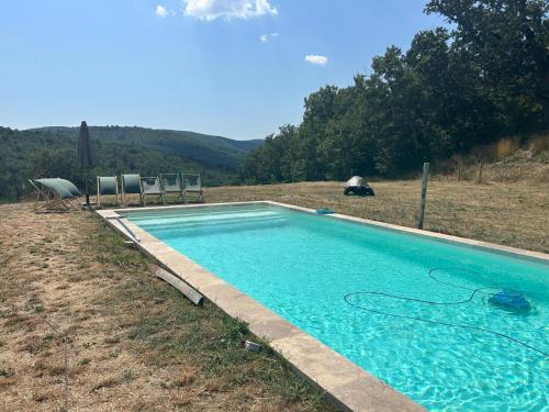 une piscine au milieu d'un champ dans l'établissement les Claveaux, à Montfuron