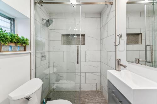 Un baño con ducha, inodoro y lavabo. en Luxurious couples suite KING BED, romantic, central, wifi, en Filadelfia