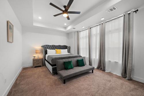 Ένα ή περισσότερα κρεβάτια σε δωμάτιο στο Luxury Home Near Med Center, Uptown & Downtown