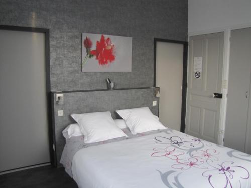 ロマン・シュル・イゼールにあるChambres d'Hôtes Les Muriersのベッドルーム(白い枕の大型ベッド1台付)