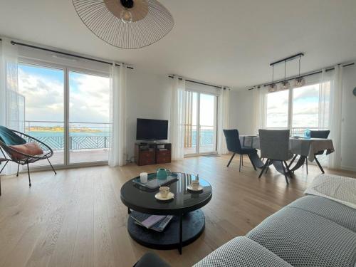 a living room with a couch and a table at Soleil couchant in Roscoff