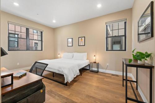 Ένα ή περισσότερα κρεβάτια σε δωμάτιο στο Luxury Living Modern Midtown Ensuite Baths Patio