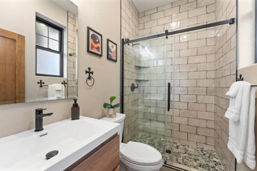 Ένα μπάνιο στο Luxury Living Modern Midtown Ensuite Baths Patio