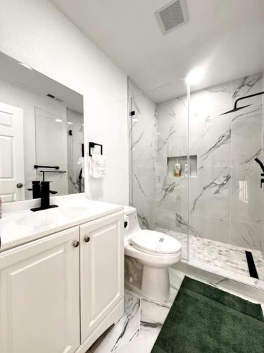 Ein Badezimmer in der Unterkunft Dream Home W PebbleTec Pool