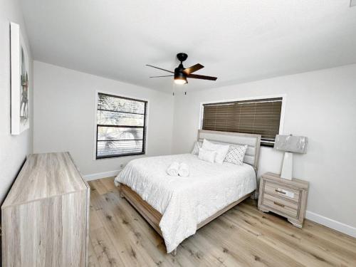Ein Bett oder Betten in einem Zimmer der Unterkunft Dream Home W PebbleTec Pool