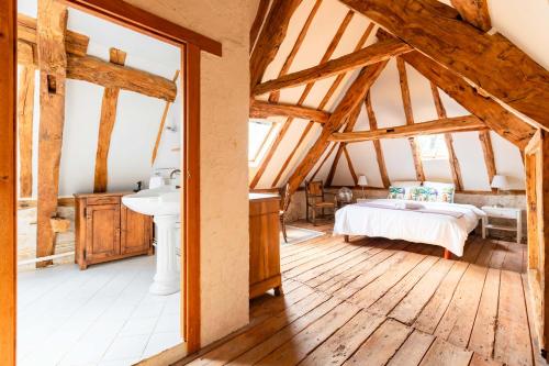 - une chambre mansardée avec un lit et un lavabo dans l'établissement Charming Villa - Pool large Estate Piano 13p, à Esclauzels