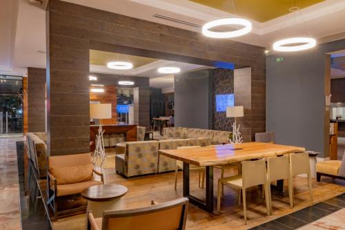 a dining room with a table and chairs at Hotel Lucerna Ciudad Juarez in Ciudad Juárez