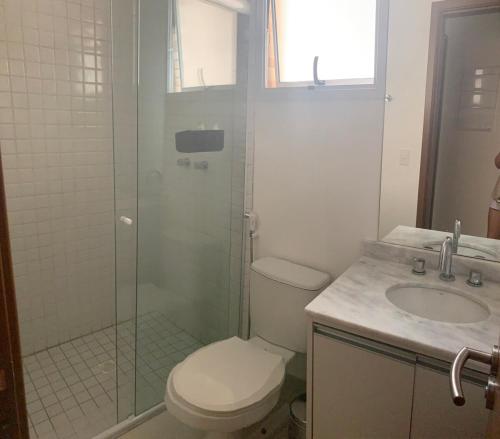 Ένα μπάνιο στο Apartamento Novo - 3 dormitórios - Praia da Riviera