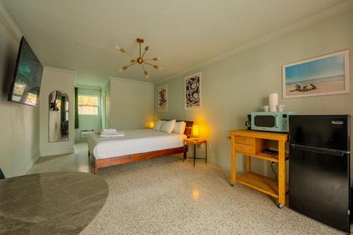 a bedroom with a bed and a tv in it at Tropical Breeze in Clearwater Beach