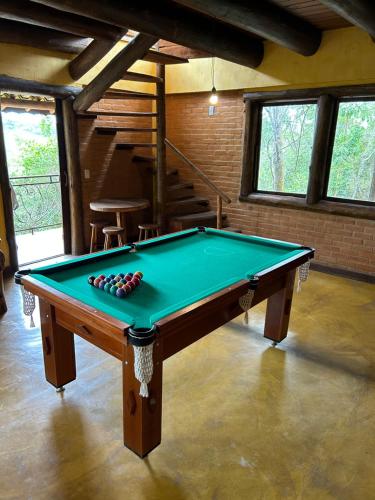 einen Billardtisch in einem Zimmer mit einer Treppe in der Unterkunft Pedra que Estala / Reserva Alto da Colina in Conceição da Ibitipoca