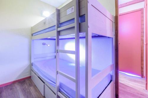 Ce lit superposé se trouve dans un dortoir doté de lits superposés. dans l'établissement Résidence L'Ours Blanc - maeva Home - Studio 4 Personnes Sélection MAE-8862, à Huez