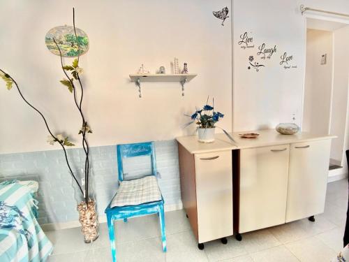a room with a desk and a chair and a bed at Appartamento Valencia 50 meters from the shore in Torre Ovo