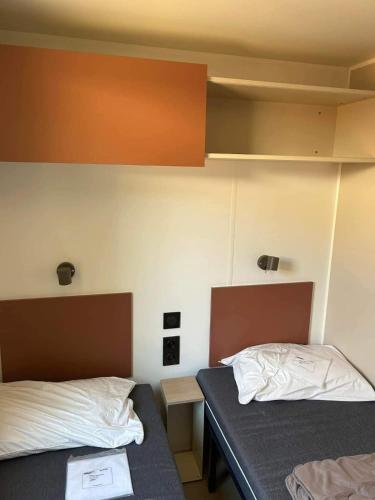une chambre avec deux lits dans une pièce dans l'établissement Bungalow à Nice, à Cagnes-sur-Mer