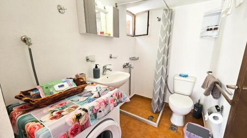 a small bathroom with a bed and a sink at Traditional House Aggeliki in Kounoupidhianá