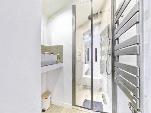 une salle de bain avec douche et porte vitrée dans l'établissement Hyper Centre - Charming duplex - Luxury - Reversible air conditioning - 10 mins from Place MASSENA, à Nice