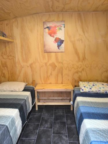 Ένα ή περισσότερα κρεβάτια σε δωμάτιο στο Isla yu backpacker