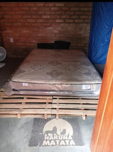 a mattress sitting on top of a wooden pallet at Cantinho HAKUNA MATATA-Vale do Capão a 5 min da Vila in Vale do Capao