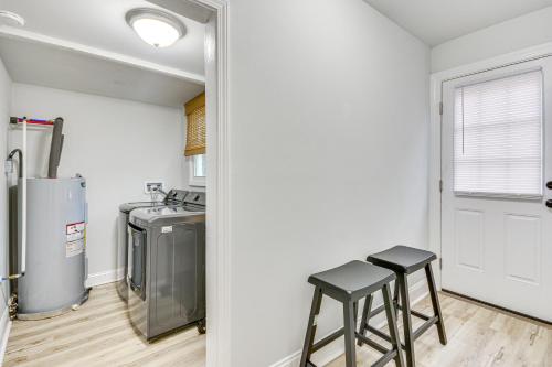 Kuchyň nebo kuchyňský kout v ubytování half Mi to High Point University Quaint Abode!
