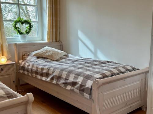 Katil atau katil-katil dalam bilik di Ferienhaus " To Huus " an der Ostsee, Sauna, Kamin, Strandkorb, free-W-LAN - SEASIDE -