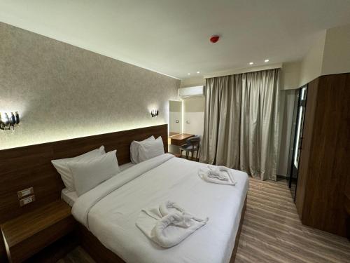 Una habitación de hotel con una cama con toallas. en Tourist Palace Residence, en El Cairo