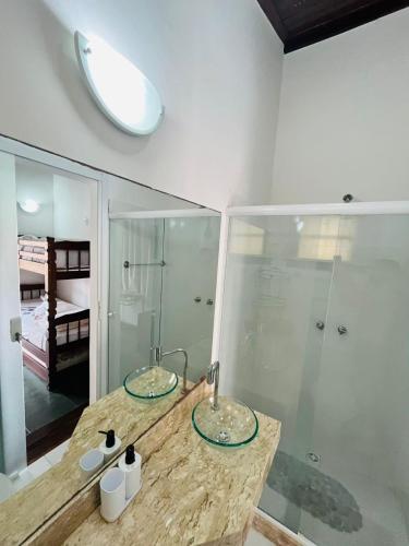 ein Badezimmer mit zwei Waschbecken und einer Dusche in der Unterkunft Pousada Casa Manacá - Búzios in Búzios