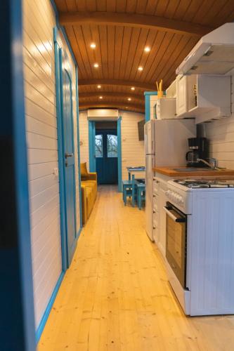 une cuisine vide avec une cuisinière et une table dans l'établissement Roulottes et son kota grill sauna, à Bucilly