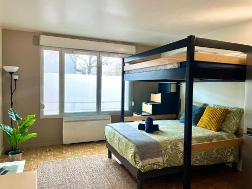 une chambre avec un lit superposé et une fenêtre dans l'établissement Logement rénové proche centre-ville Lyon, à Villeurbanne