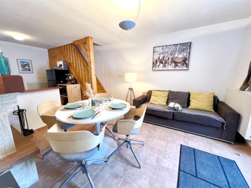 un salon avec une table et un canapé dans l'établissement Charmante Maison de Montagne, à Briançon