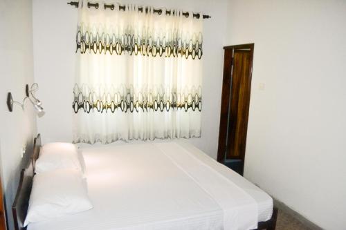 Postel nebo postele na pokoji v ubytování My Place Hikkaduwa