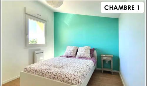 une chambre avec un lit et un mur bleu dans l'établissement Duplex à la campagne et coin jardin, à Savasse