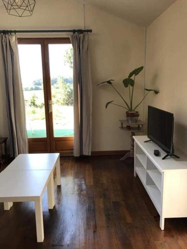 Televisyen dan/atau pusat hiburan di Small house in Basque countryside