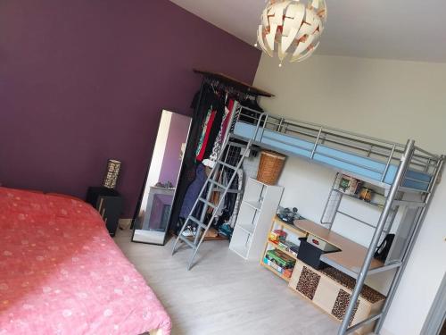 une chambre avec un lit et un lit superposé dans l'établissement Bienvenue, à Valence
