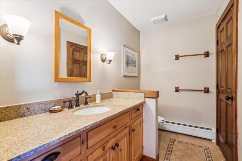 a bathroom with a sink and a mirror at Sunrise Timberline K8 in Killington