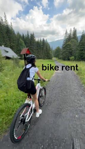 Apartment Líška with view of High Tatras and private saunaの敷地内または近くで楽しめるサイクリング