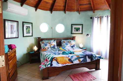 a bedroom with a bed in a room at Casa Mariposa in Jacó