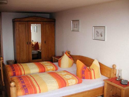 1 dormitorio con 2 camas y almohadas coloridas en Schanzenberghof, en Hornberg