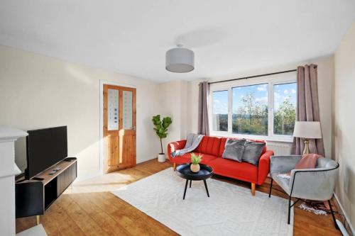 Μια τηλεόραση ή/και κέντρο ψυχαγωγίας στο Newly Renovated 3br House Perfect For Families or Contractors