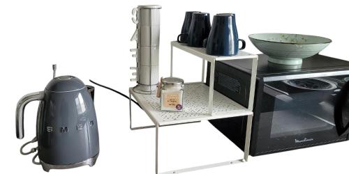 un mixeur sur un support à côté d'un four micro-ondes dans l'établissement Relax dans le Sud, à Montpellier